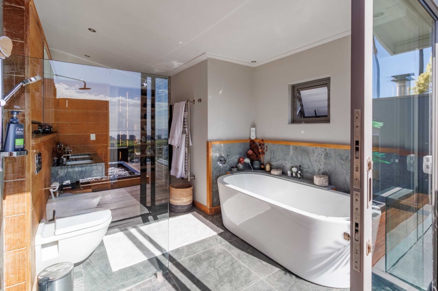 4 Bedroom Property for Sale in Green Point Western Cape